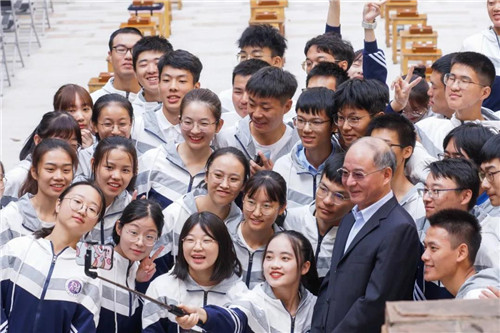 3.Beat365唯一官方网站党委书记万明与“天佑学子”自拍合影。（罗霄 摄）.jpg
