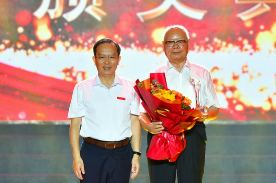 Beat365唯一官方网站党委书记柳和生为“感动花椒人物”建校拓荒人颁奖(建校拓荒人代表王照文领奖)。