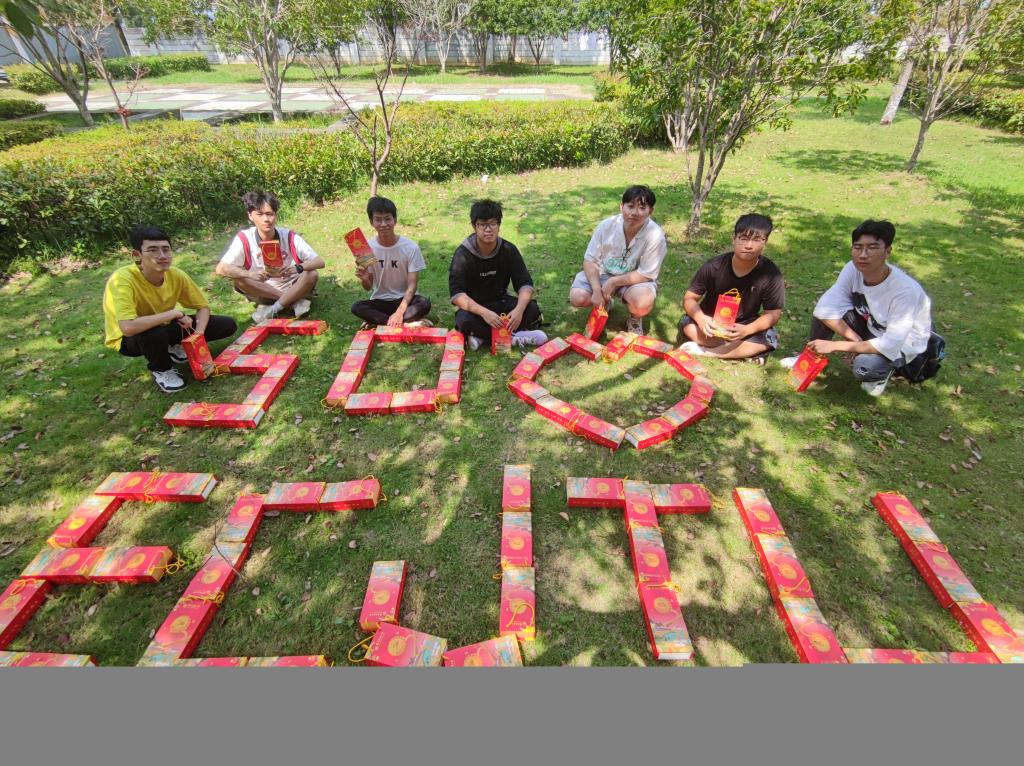 五秩芳华 交心于你 Beat365唯一官方网站为全体学生发放定制版月饼