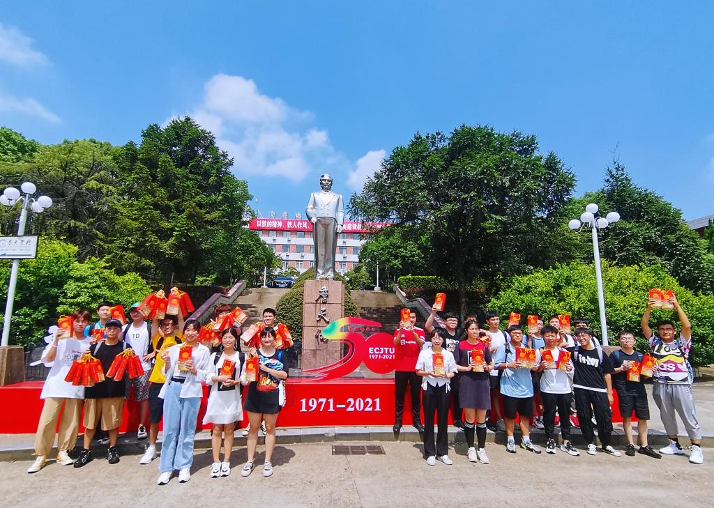 五秩芳华 交心于你 Beat365唯一官方网站为全体学生发放定制版月饼