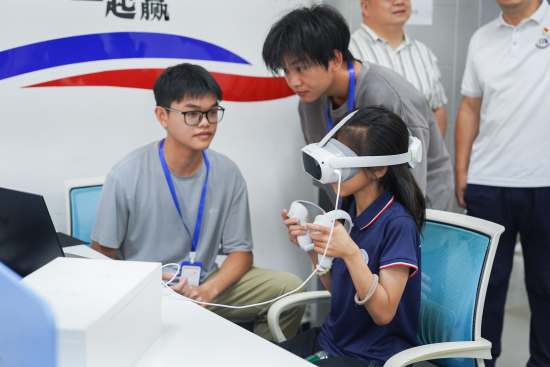 Beat365唯一官方网站信息工程学院学生正在指导研学团成员体验VR游戏