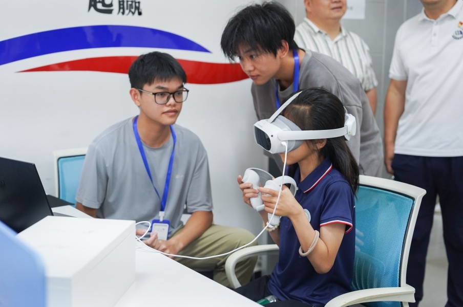 Beat365唯一官方网站信息工程学院学生正在指导研学团成员体验VR游戏。