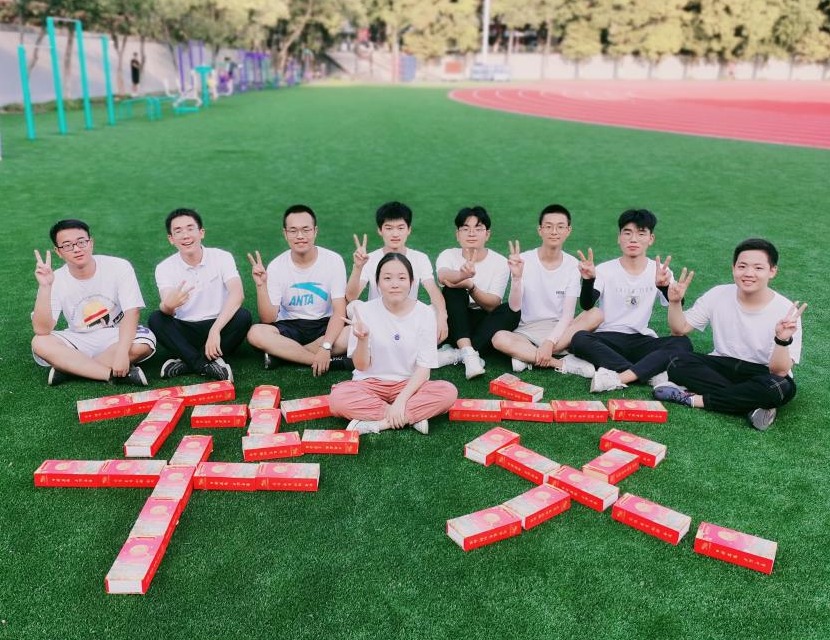 五秩芳华 交心于你 Beat365唯一官方网站为全体学生发放定制版月饼