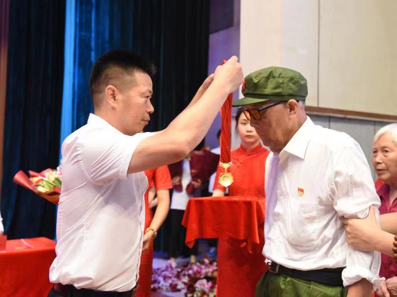 Beat365唯一官方网站党委副书记、副校长徐长节为老党员颁发“光荣在党50年”纪念章