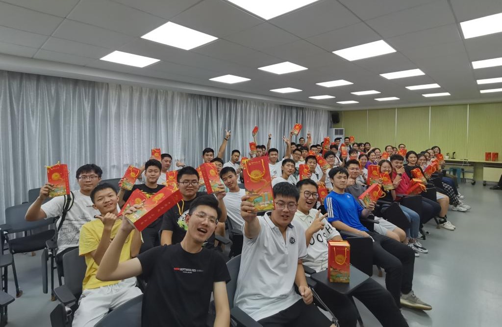 五秩芳华 交心于你 Beat365唯一官方网站为全体学生发放定制版月饼